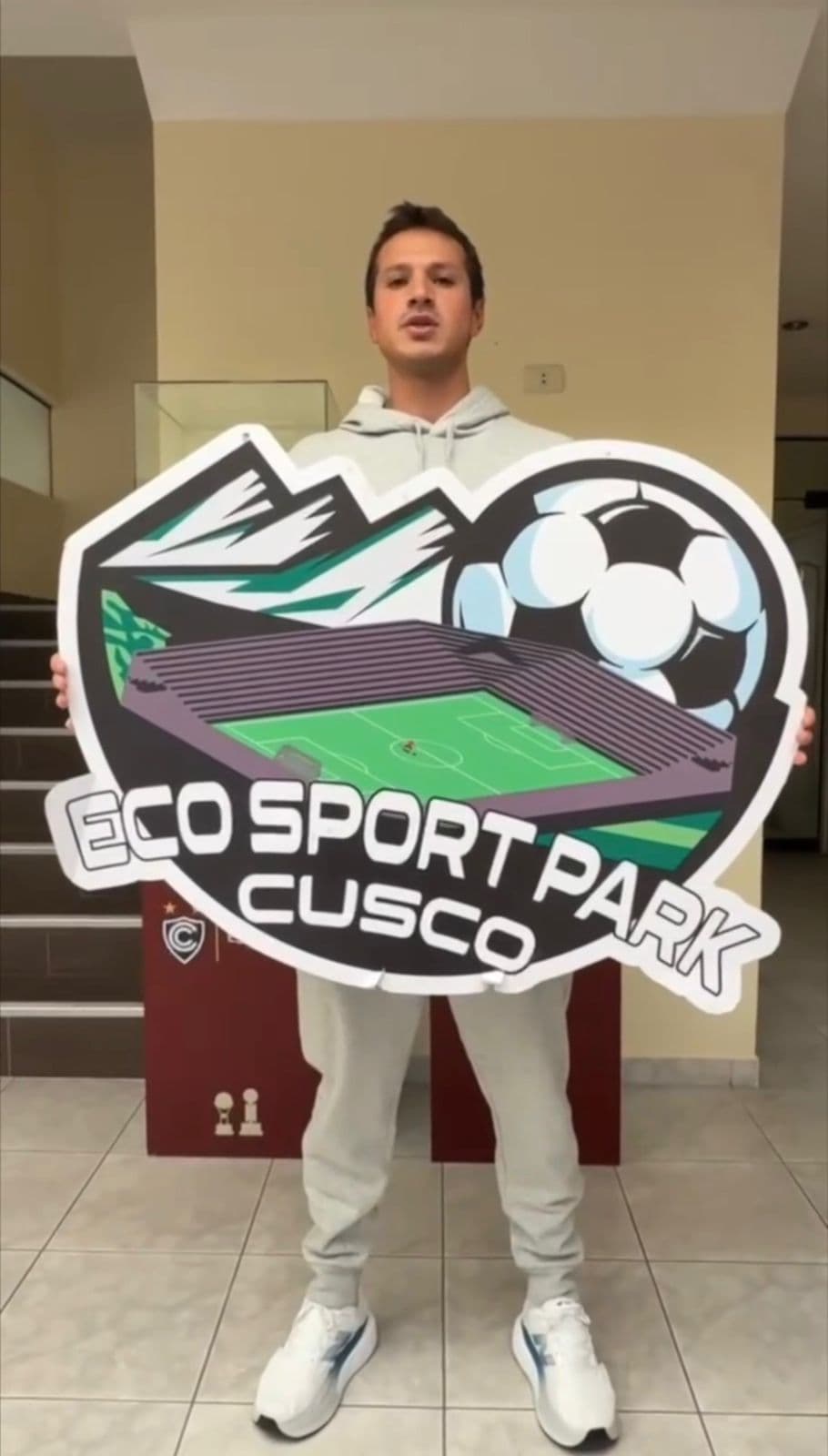 Jugador de Cienciano respaldando Eco Sport Park Cusco