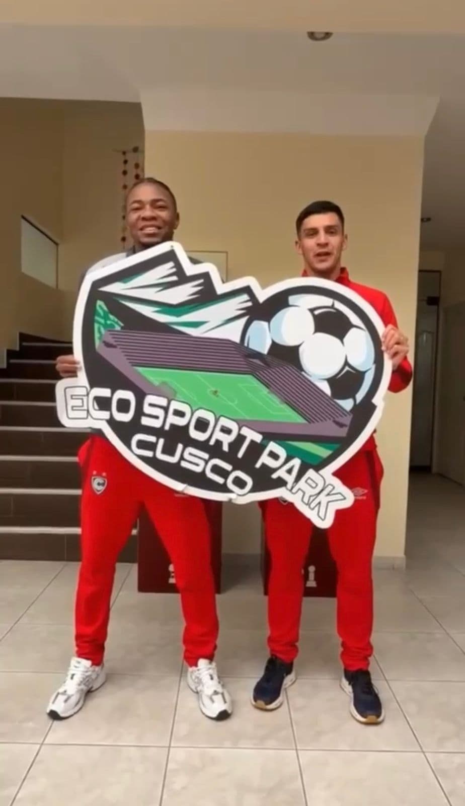 Jugador de Cienciano respaldando Eco Sport Park Cusco